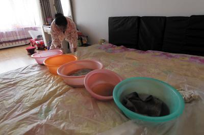 商水楼上漏水，住户失联，小区没物管，业主维权难！律师来支招……